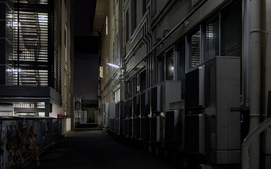 Vonkajšia jednotka klimatizácie v zime pokrytá snehom
